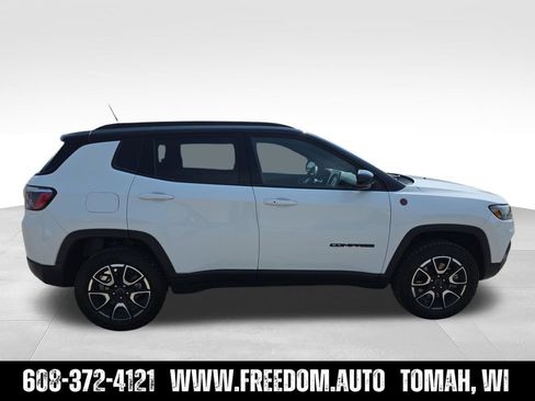 Used 2025 Jeep Compass Trailhawk AWD/4WD image 9