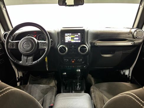 Used 2017 Jeep Wrangler Unlimited Sahara w/ Connectivity Group AWD/4WD image 12