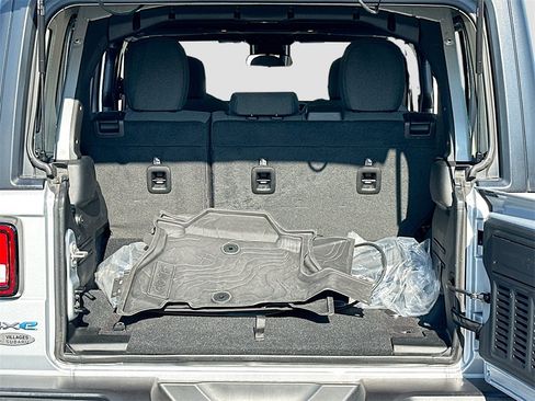 Used 2024 Jeep Wrangler Unlimited image 23