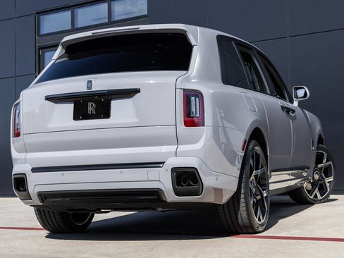 New 2026 Rolls-Royce Cullinan Black Badge image 2