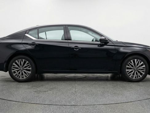 Used 2025 Nissan Altima 2.5 SV image 11