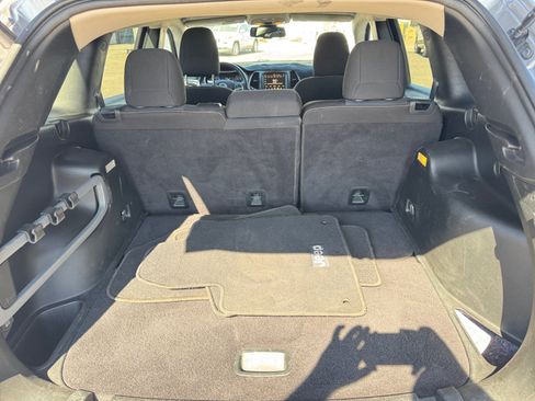 Used 2017 Jeep Cherokee Latitude w/ Comfort/Convenience Group FWD image 30