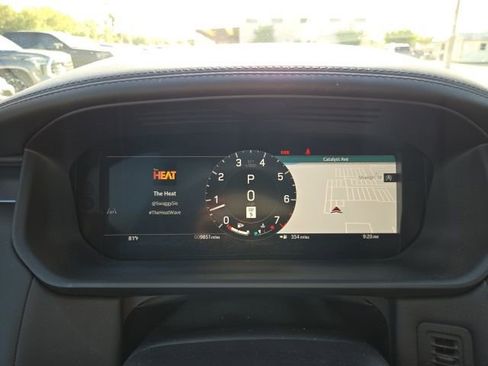 Used 2025 Land Rover Discovery Metropolitan Edition image 18