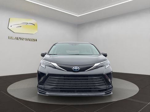 Used 2024 Toyota Sienna LE image 2