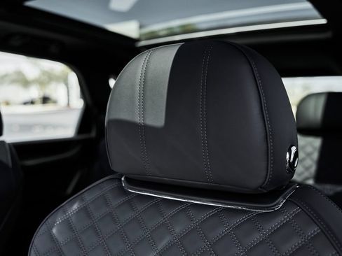 Used 2025 Bentley Bentayga AWD/4WD image 46