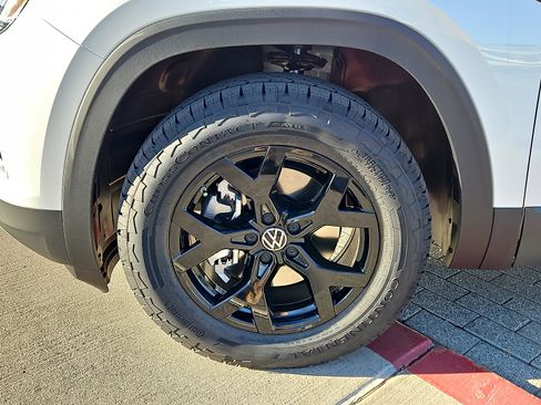 New 2026 Volkswagen Atlas Peak Edition image 6