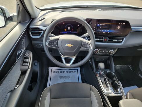 Used 2025 Chevrolet TrailBlazer LT w/ Convenience Package FWD image 11