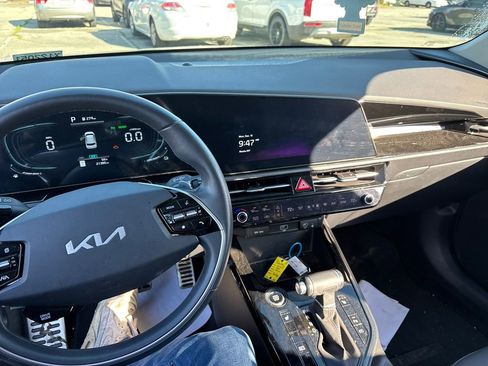 Used 2023 Kia Niro EX Touring image 10