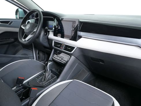 Certified 2025 Volkswagen Taos SE w/ Black Wheel Package FWD image 18