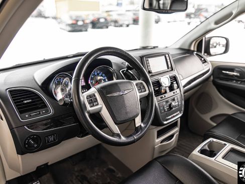 Used 2015 Chrysler Town & Country Touring-L w/ Driver Convenience Group image 12