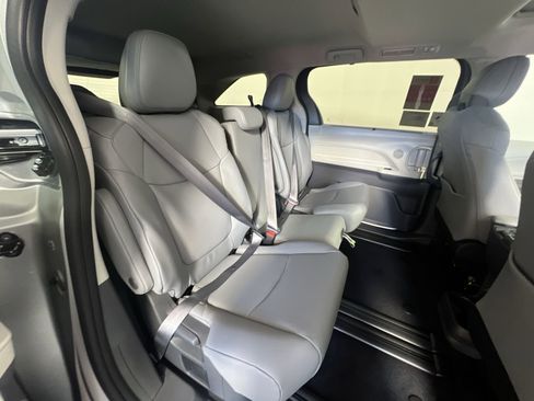 Used 2024 Toyota Sienna XLE FWD image 29