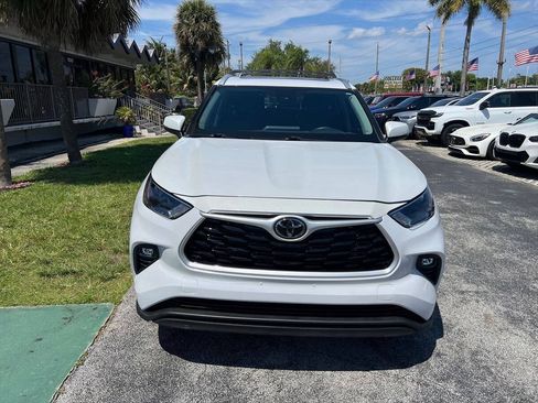 Used 2022 Toyota Highlander XLE AWD/4WD image 3