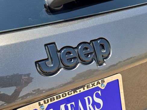 Used 2019 Jeep Grand Cherokee Altitude AWD/4WD image 13
