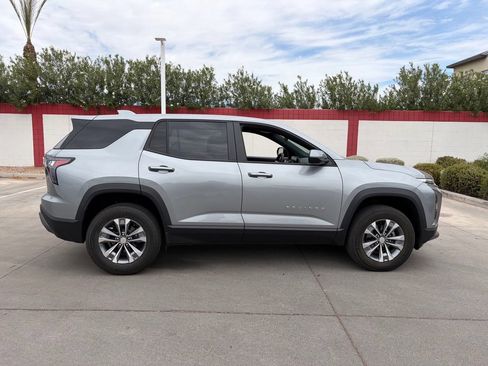 Used 2025 Chevrolet Equinox LT FWD image 2