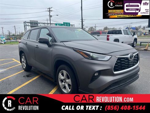 Used 2023 Toyota Highlander LE image 1