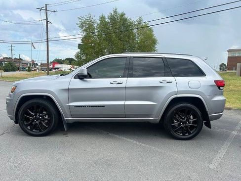 Used 2021 Jeep Grand Cherokee Laredo X AWD/4WD image 4