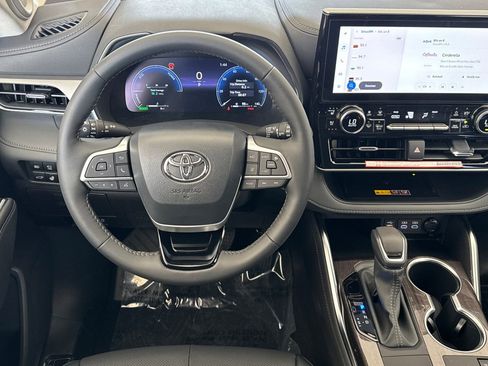 New 2026 Toyota Highlander Platinum AWD/4WD image 13