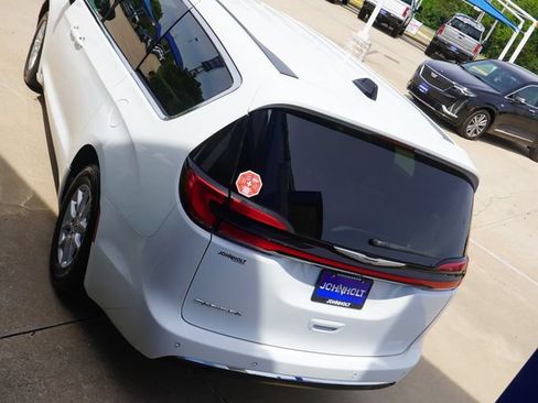 Used 2023 Chrysler Pacifica Touring-L FWD image 11