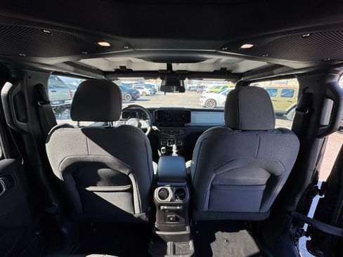 Used 2025 Jeep Wrangler Unlimited Sahara image 22