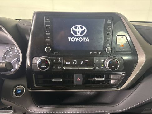 Used 2021 Toyota Highlander XLE FWD image 19