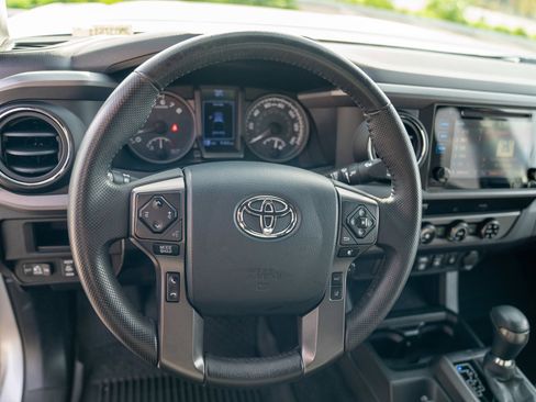 Used 2018 Toyota Tacoma TRD Off-Road AWD/4WD image 12