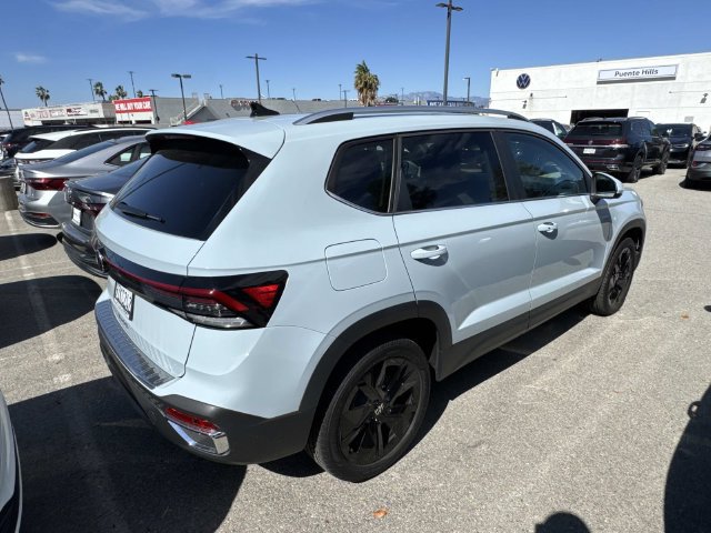 Certified 2026 Volkswagen Taos SE w/ Panoramic Sunroof Package FWD image 5