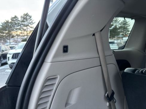 Used 2019 Chrysler Pacifica Touring-L image 23