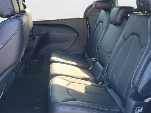 New 2026 Chrysler Pacifica Select image 14
