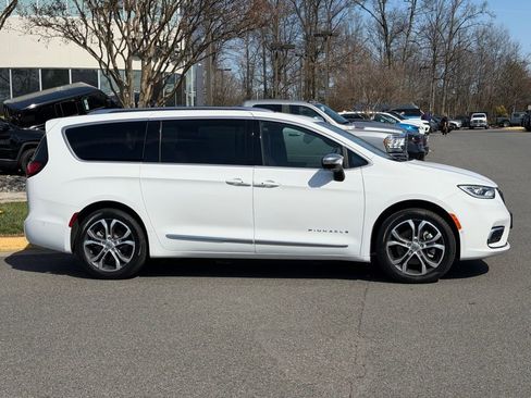 Used 2025 Chrysler Pacifica Pinnacle w/ Trailer Tow Group image 5