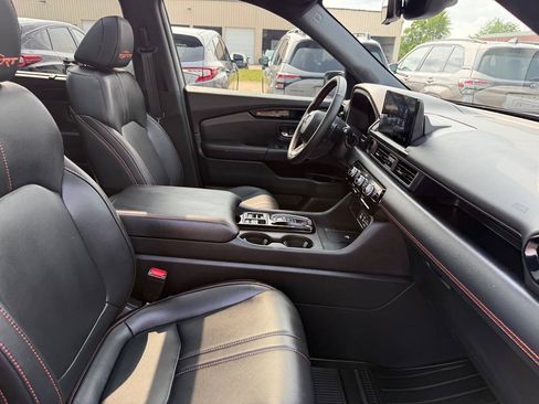 Used 2025 Honda Pilot TrailSport image 33