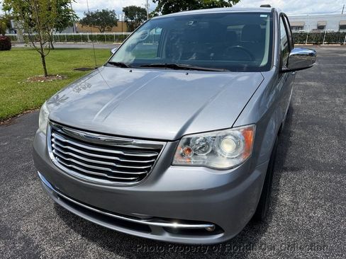 Used 2013 Chrysler Town & Country Limited w/ Luxury Group FWD image 16