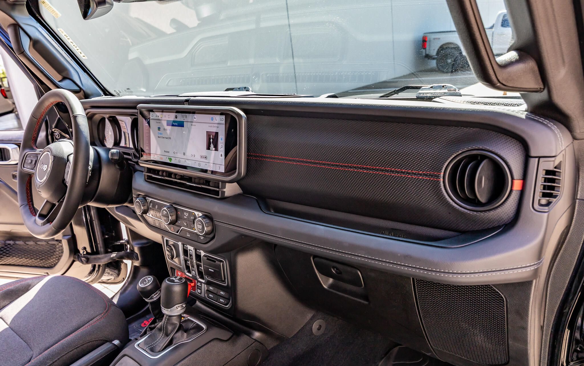 Used 2024 Jeep Wrangler Unlimited Rubicon w/ Technology Group AWD/4WD image 18