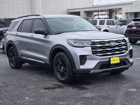 Certified 2025 Ford Explorer Active RWD image 3