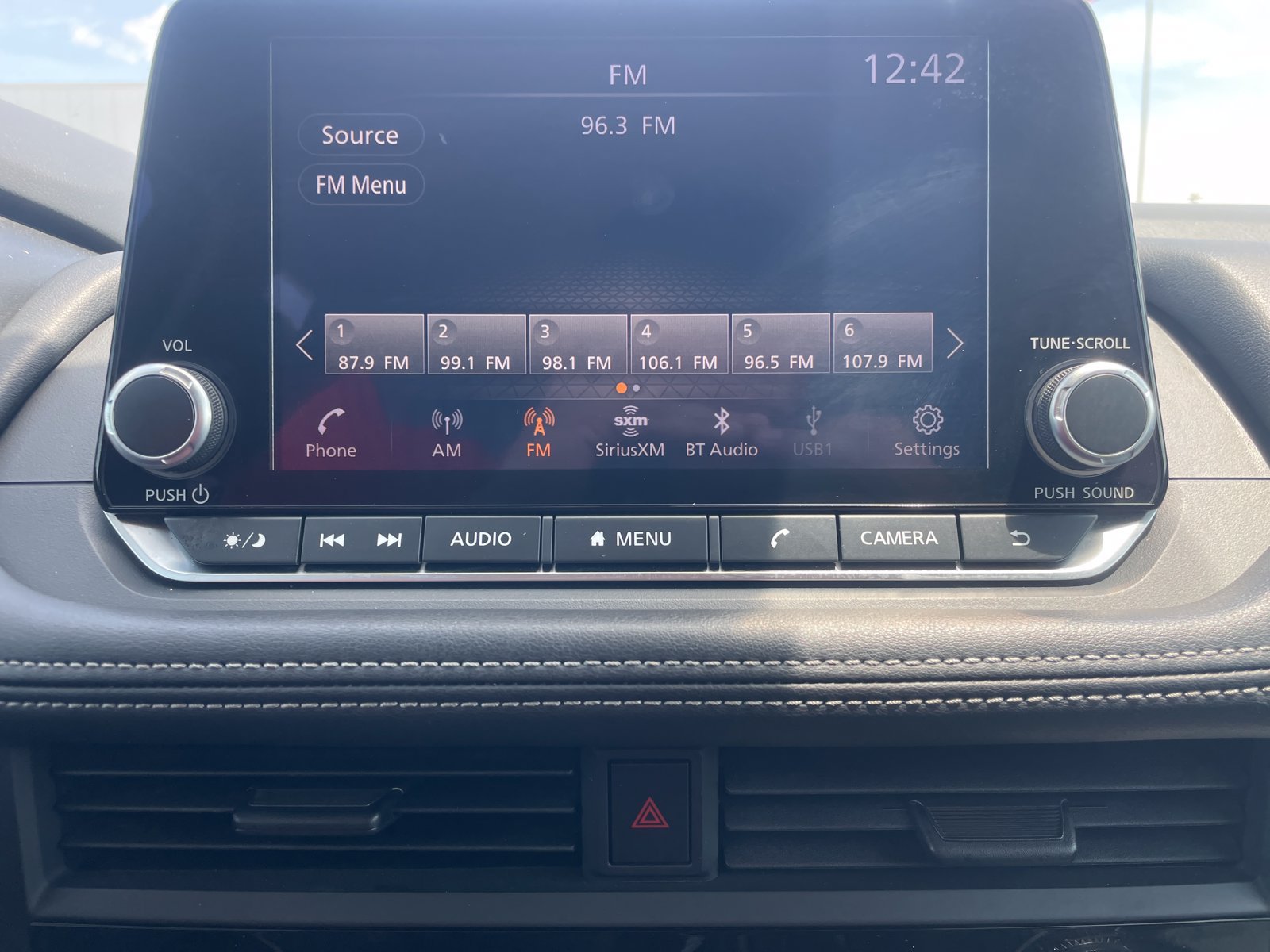 Used 2025 Nissan Rogue S AWD/4WD image 15