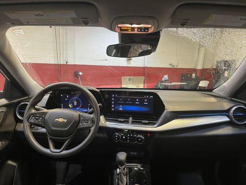Used 2025 Chevrolet Trax LT image 32