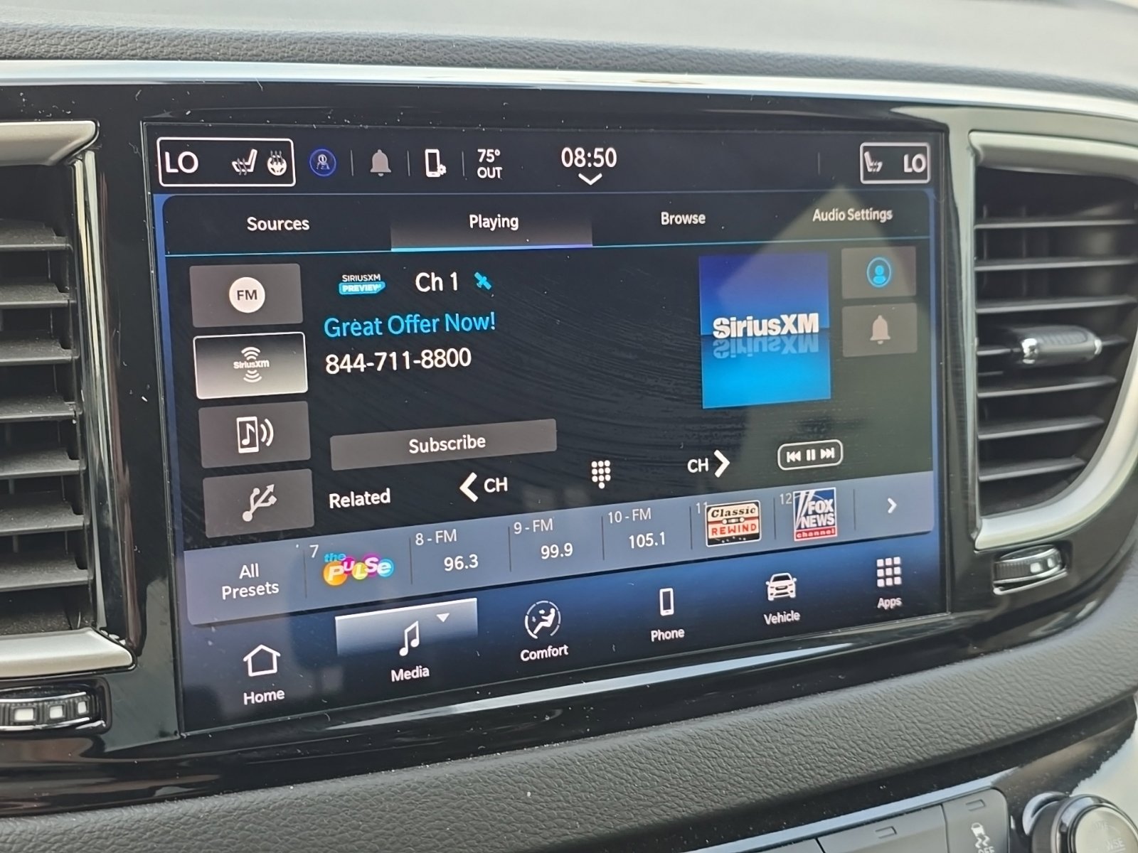 Used 2024 Chrysler Pacifica Touring-L FWD image 4