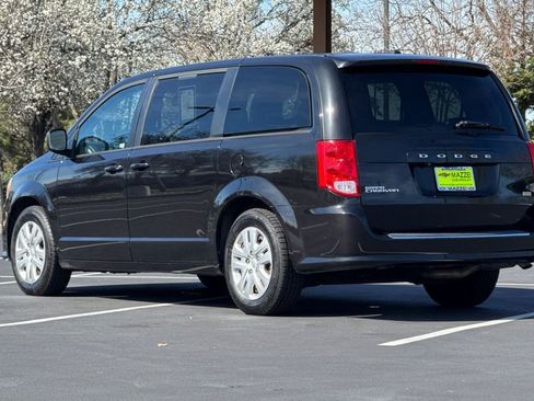 Used 2018 Dodge Grand Caravan SE w/ UConnect Hands-Free Group image 3