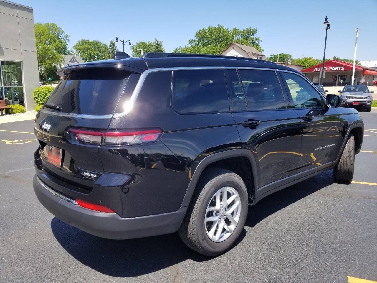 Certified 2025 Jeep Grand Cherokee L Laredo w/ Trailer Tow Package AWD/4WD image 8