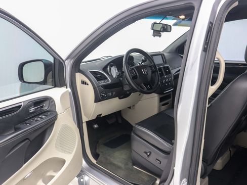 Used 2016 Dodge Grand Caravan SXT FWD image 22