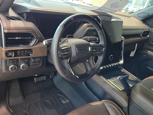 Used 2025 GMC Yukon XL Denali Ultimate w/ LPO, Floor Liner Package AWD/4WD image 10