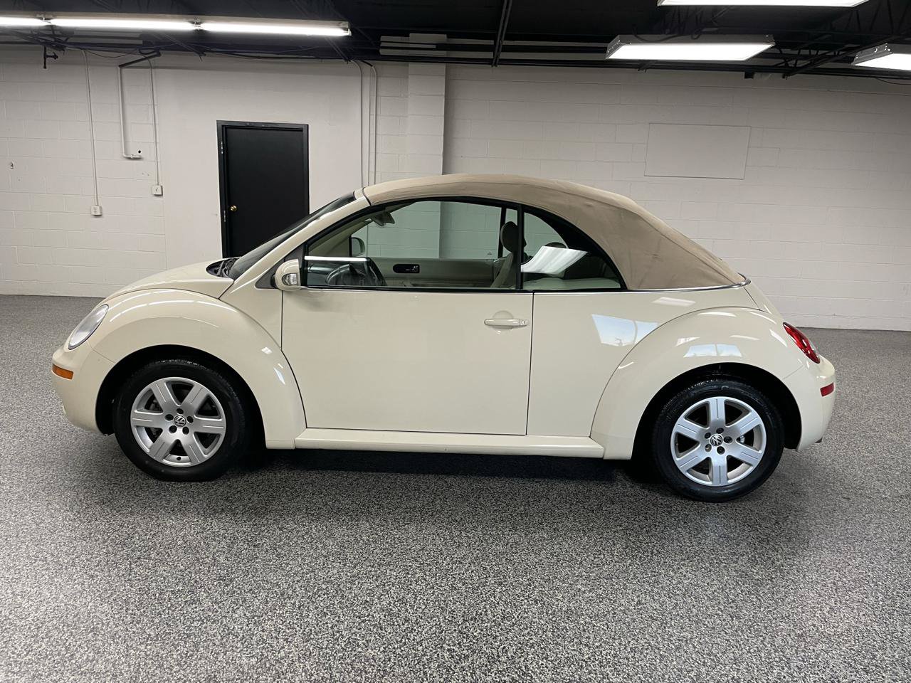 Used 2007 Volkswagen Beetle Convertible w/ Package 1 FWD image 8