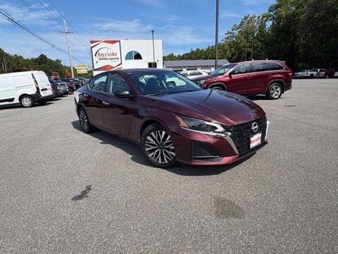 Used 2025 Nissan Altima 2.5 SV FWD image 2