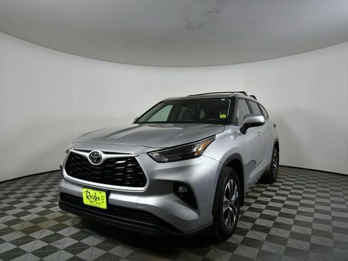 Used 2023 Toyota Highlander XLE image 6