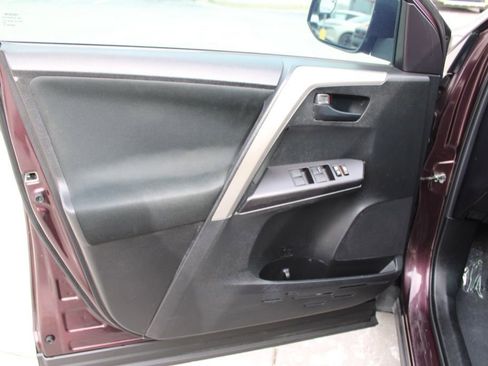 Used 2018 Toyota RAV4 LE image 17