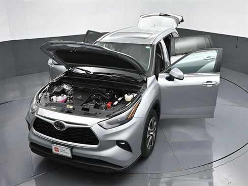 Certified 2025 Toyota Highlander XLE FWD image 49