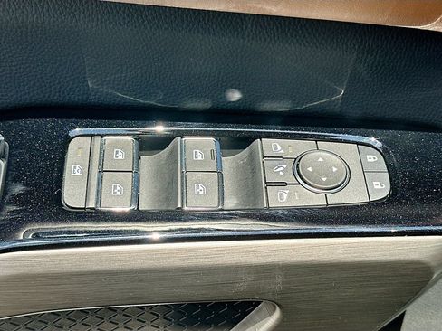 Used 2025 Nissan Pathfinder Platinum w/ Black Appearance Package AWD/4WD image 18