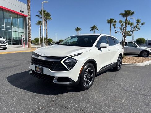 Used 2023 Kia Sportage LX FWD image 2