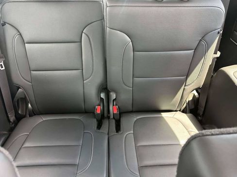 Used 2023 GMC Acadia SLT AWD/4WD image 11