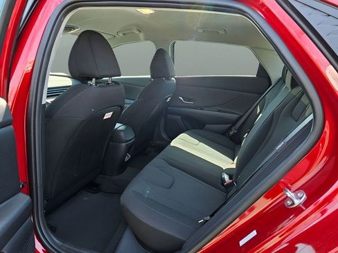 Used 2025 Hyundai Elantra SE image 13