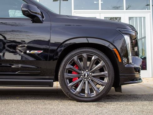 Used 2025 Cadillac Escalade V image 5